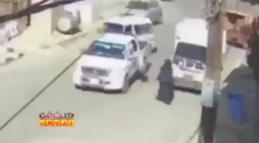 الرواية الحوثية بشأن اختطاف طفلة في وضح النهار بصنعاء وسحب والدتها (فيديو)